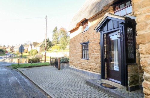 Wroxton Cottage | SPRING COTTAGE, family friendly, character holiday cottage in Wroxton
