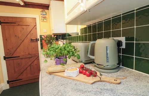 Scawton Cottage | SPRING COTTAGE, family friendly, with a garden in Husthwaite