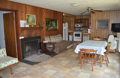 Lakeside Cottage | *SPRING DISCOUNT!* Right on Lake Michigan! Large 2 acre yard and private beach
