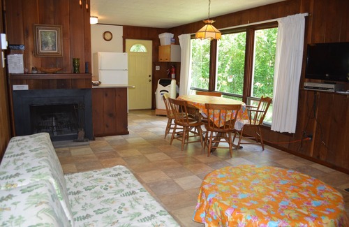 Lakeside Cottage | *SPRING DISCOUNT!* (See description) Two Bedroom Cottage with Private Beach!
