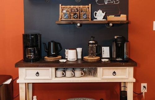 Wilmington House | Spring Hiking Minutes to White Face-Hot Tub-Coffee Bar-Parlor Games-Dog Friendly
