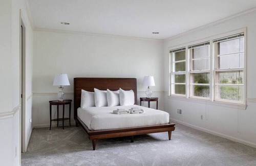 Forest Acres House | Spring Lake Overlook | Mins to Fort Jackson