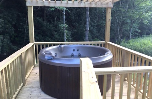 Topton Villa | Spring Ridge Luxury Yurt - Creekside Glamping with Private Hot Tub