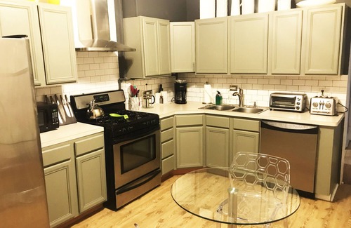 West Town Apartment | SPRING Special, April-May '24! Contemporary, elegantly styled spacious flat!