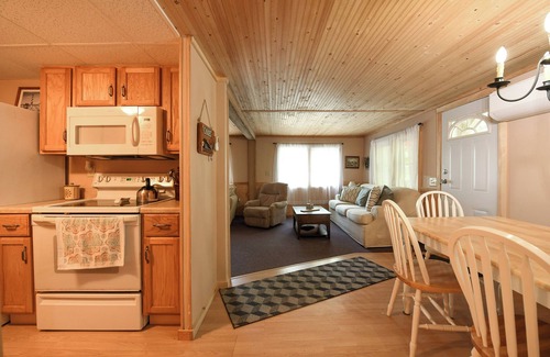 Bridgton Cottage | * SPRING SPECIAL * Charming 3-Bedroom Cottage Overlooking Foster Pond