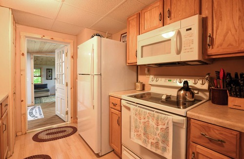 Bridgton Cottage | * SPRING SPECIAL * Charming 3-Bedroom Cottage Overlooking Foster Pond