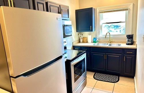 Evansville Apartment | Spring Street Suites C/Stylish 3BD/1BA Apt