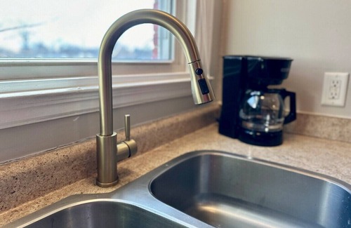 Evansville Apartment | Spring Street Suites C/Stylish 3BD/1BA Apt