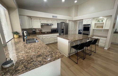Glendale House | Spring Training Dream! Large yard, salt water pool/spa, billiards/ping pong