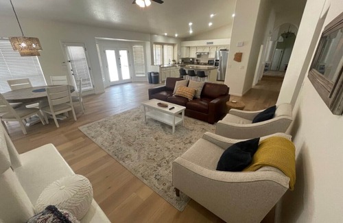 Glendale House | Spring Training Dream! Large yard, salt water pool/spa, billiards/ping pong