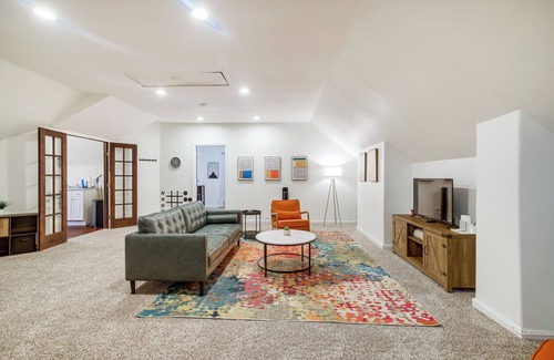Grogan's Mill Apartment | Spring Vacation Rental ~ 9 Mi to Hurricane Harbor!