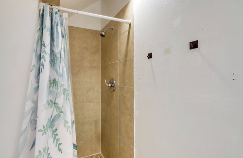 Grogan's Mill Apartment | Spring Vacation Rental ~ 9 Mi to Hurricane Harbor!
