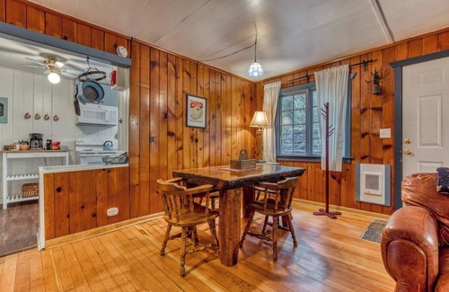 Mount Hood Village Cabin | Springbrook Cabin 2BR Retro Charm w Fireplace