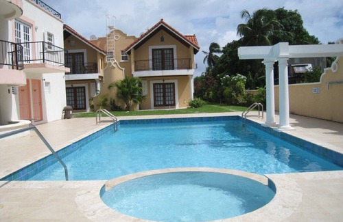 Blue Waters House | Springcourt-N 2 Upscale Holiday rental with pool close to golf club