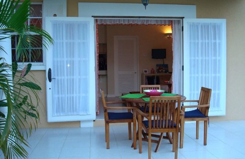Blue Waters Apartment | Springcourt- N 5 Upscale Holiday rental with pool close to golf club