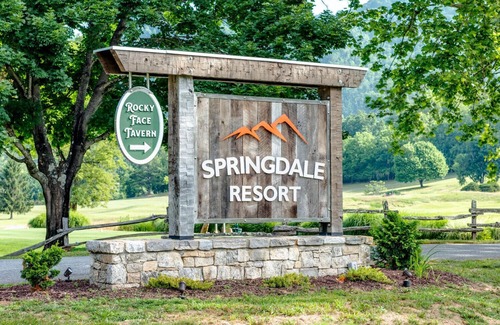 Canton Cottage | Springdale Treehouse Lodging 3