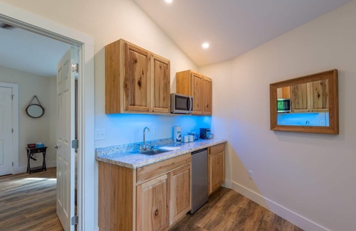 Canton Cottage | Springdale Treehouse Lodging 6