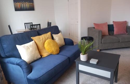 Airdrie Apartment | Springfield Apartment - Train to Glasgow or Edinburgh - Private Parking & Wifi