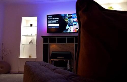 Airdrie Apartment | Springfield Apartment - Train to Glasgow or Edinburgh - Private Parking & Wifi