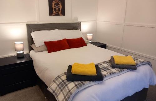 Airdrie Apartment | Springfield Apartment - Train to Glasgow or Edinburgh - Private Parking & Wifi