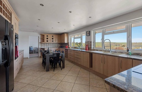 Newton Saint Cyres House | Springfield Deer View - Private Hot Tub & Communal Swimming Pool with Fishing ne