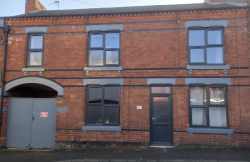 Giltbrook House | Springfield Gardens - Ilkeston - 4 Bedroom House, 8 Beds, Close to M1-A52 Long Eaton - Nottingham - Derbyshire - 400Mbs WiFi Free Parking!