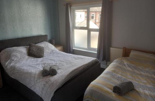 Giltbrook House | Springfield Gardens - Ilkeston - 4 Bedroom House, 8 Beds, Close to M1-A52 Long Eaton - Nottingham - Derbyshire - 400Mbs WiFi Free Parking!