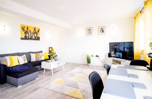 Swindon Apartment | Springfield Serviced Apartment - 2 bedrooms, sleeps 5, Free WIFI, Netflix & Parking