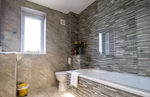 Swindon Apartment | Springfield Serviced Apartment - 2 bedrooms, sleeps 5, Free WIFI, Netflix & Parking