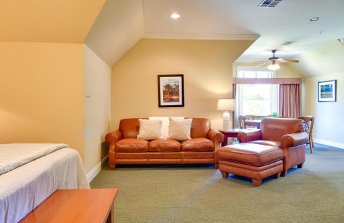 Springfield Apartment | Springfield Studio Rental with Golf Course View!