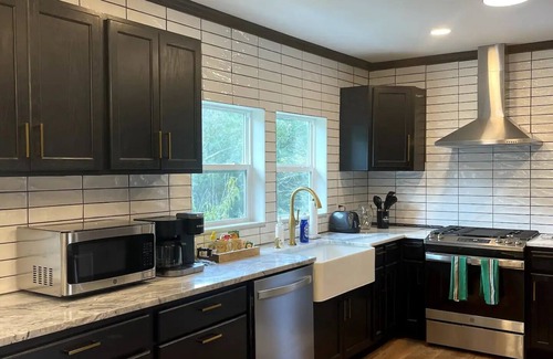 College Park House | Springhill Bungalow-cozy bungalow located in the Springhill area.nn