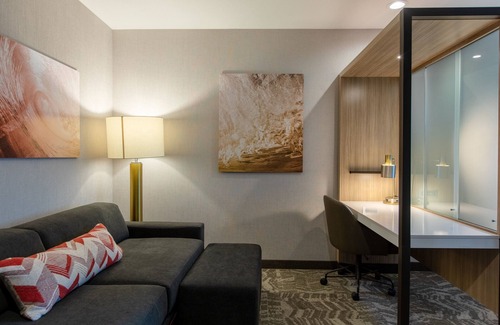 Bermuda Hotel | SpringHill Suites Chester