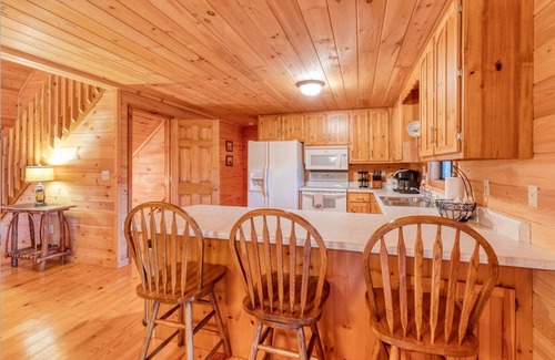 Walnut Mountain Cabin | SpringSpecials!-KingBed-HotTub-GameRm-FirePit-PrivateFishing-Hiking-ComPool