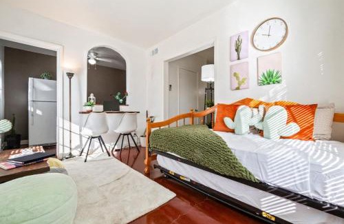 Blenman-Elm House | Springtime Oasis Sun Kised 1BR Near UofA