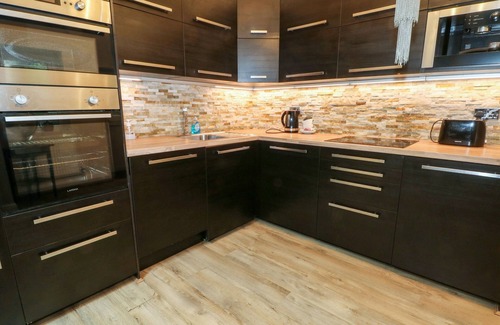 New Mill House | SPRINGWOOD COTTAGE, pet friendly, with open fire in New Mill