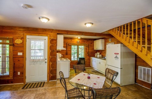 Arden Cottage | Springwood Cottages Resort - New Log Cabin - Arden, ON