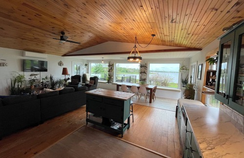 Corran Ban House | Spruce Cove Retreat 2 separate spaces in one! Main and guest house. Pet friendly