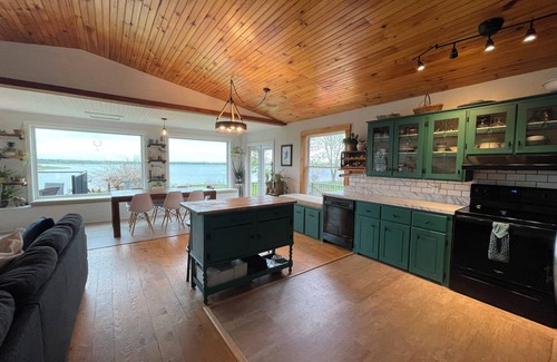 Corran Ban House | Spruce Cove Retreat 2 separate spaces in one! Main and guest house. Pet friendly