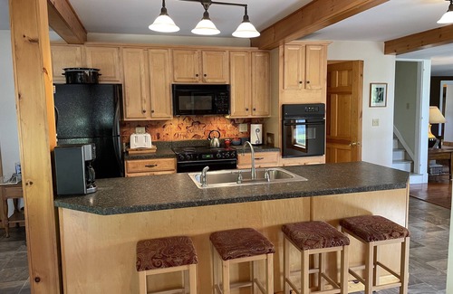 Milford House | Spruce Hill - Perfect for your team LARGE home sleeps 27, 1 mile to CDP
