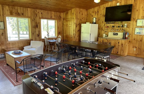 Milford House | Spruce Hill - Perfect for your team LARGE home sleeps 27, 1 mile to CDP