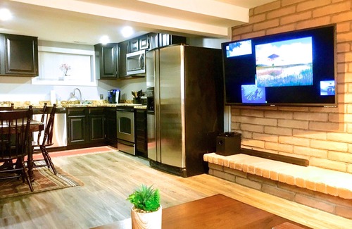 Sandy Apartment | Spruce Moose┃Spacious 2BR Private Apartment┃ Sauna┃World Class Ski 11 miles