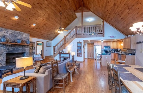 Sylva House | Spruce Patch - Mountain Cabin with Stunning Views and a Hot Tub!