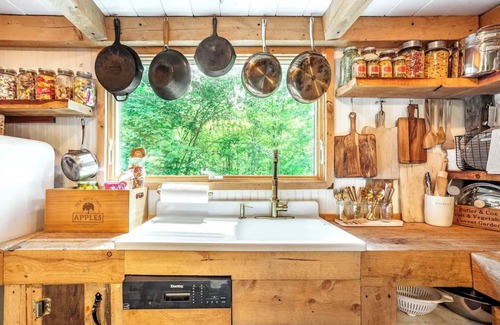 Edgewood Cabin | Spruceton Hollow - hot tub, hiking, breweries!