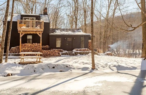 Edgewood Cabin | Spruceton Hollow - hot tub, hiking, breweries!