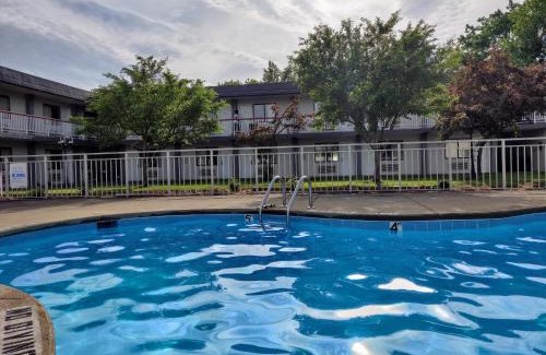 Elyria Hotel | Sprucewood Inn