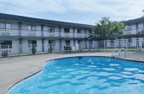 Elyria Hotel | Sprucewood Inn