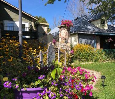 Lion's Head House | Spry Church Cozy Cottage