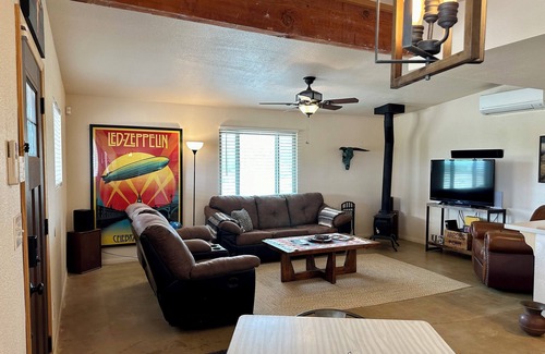 Landers House | 🌵 Spy Mountain Hideaway on 5 Acres w/Hot Tub | ATV Paradise & Privacy 🌵