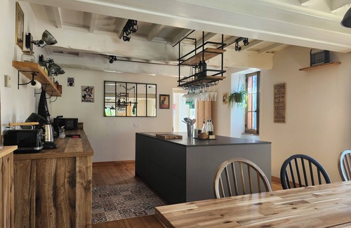 Viozan House | Square farmhouse sleeps 12 with swimming pool