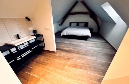 Denderwindeke House | Square Shaped Farmhouse from 1713